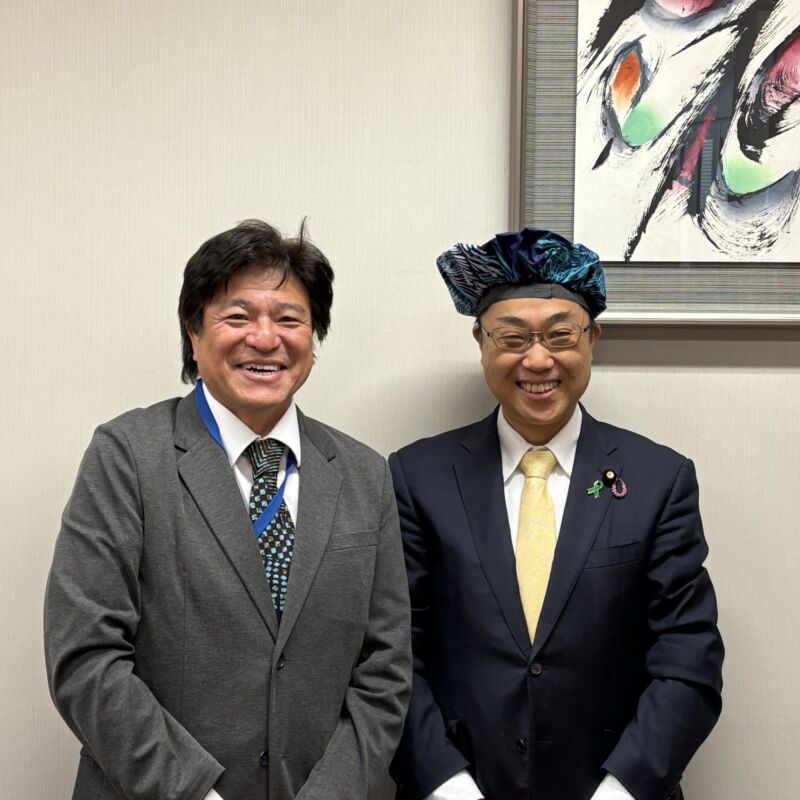 Image for the Tweet beginning: 福岡から？ザンビアでから？、認定NPOロシナンテス理事長の川原尚行先輩がお運びになりました。
国際保健から国内感染症対策まで、お話ししました。
ケネス カウンダ初代大統領の日本人の妹と言われた高良初子様を一緒に訪ねた思い出話と、高良様からのお言葉も拝受。
先輩、いつも有難うございます。 