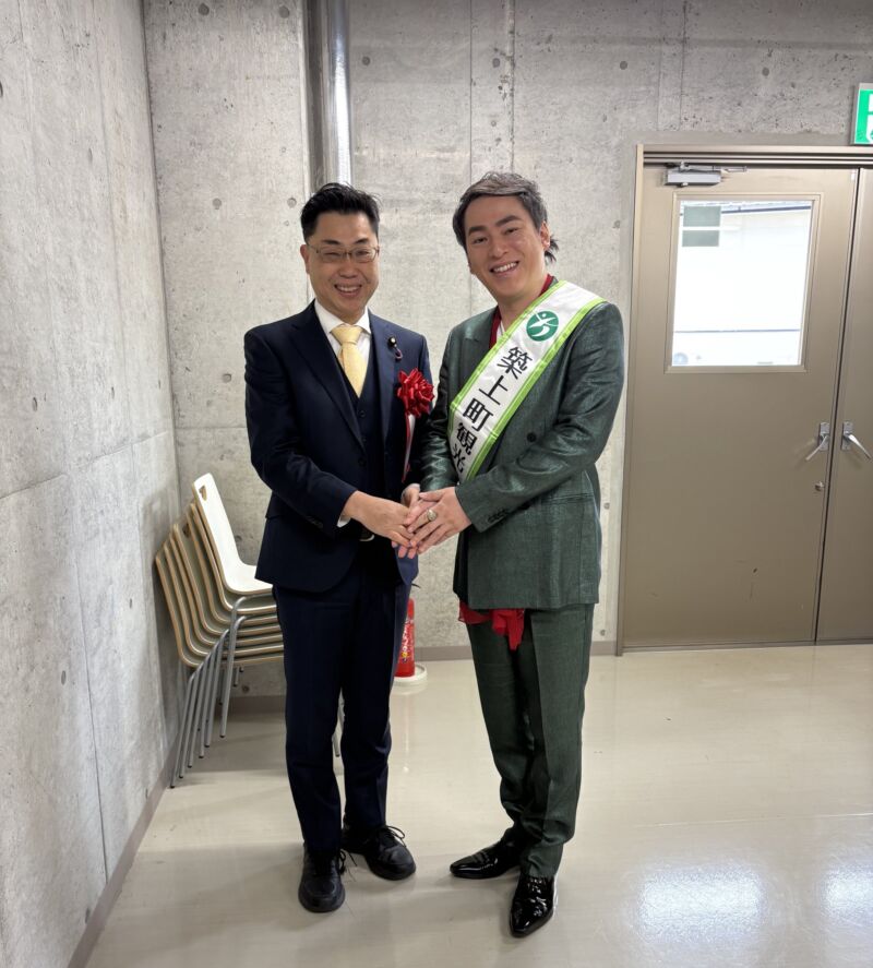 Image for the Tweet beginning: 築上町の町制施行20周年記念式典。
20年の指揮を執られた新川久三町長さんに、しものさんと最大の敬意と労いを申し上げました。 