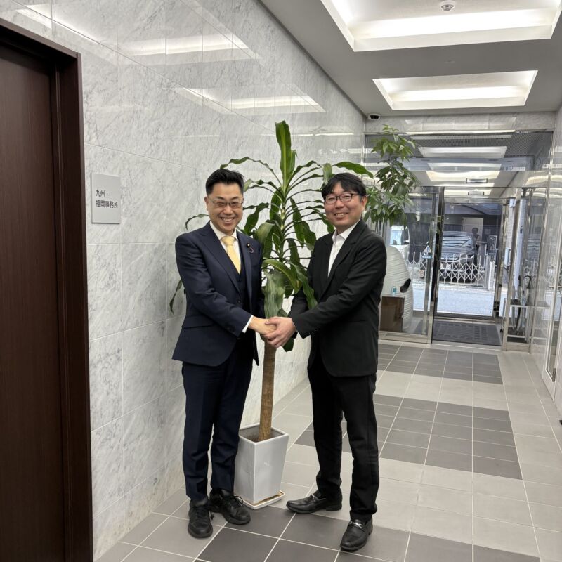 Image for the Tweet beginning: 株式会社ウエルネットの上田浩司社長が、公明党福岡県本部を訪ねて下さいました。
障がい福祉サービスについて熱く意見交換。
ニッチな議論が好きな二人は、制度の谷間に注目。
そこには困っている方がいらっしるのです。
上田さん、また続きをやりましょうね。
有難うございました。 