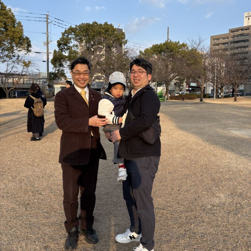 Image for the Tweet beginning: おはようございます。JR福北ゆたか線内にて昨日の「#中道」の街頭演説を振り返って。
久留米市における「#中道」の街頭演説には、明パパ、真パパはじめお子様連れのヤングパパが多くご参加下さっていました。 