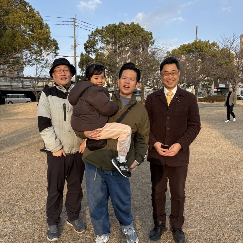 Image for the Tweet beginning: おはようございます。JR福北ゆたか線内にて昨日の「#中道」の街頭演説を振り返って。
久留米市における「#中道」の街頭演説には、明パパ、真パパはじめお子様連れのヤングパパが多くご参加下さっていました。 