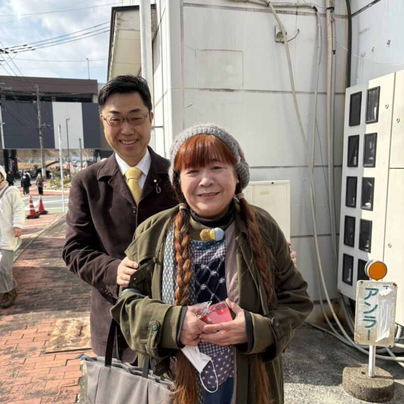 Image for the Tweet beginning: 昨日は「#中道」の街頭演説には、友人の剣信さんの代わっりにと仰って、緒方恵美先生がお運び下さいました。
緒方恵美先生は福岡が誇る山本作兵衛先生のお孫さん。 