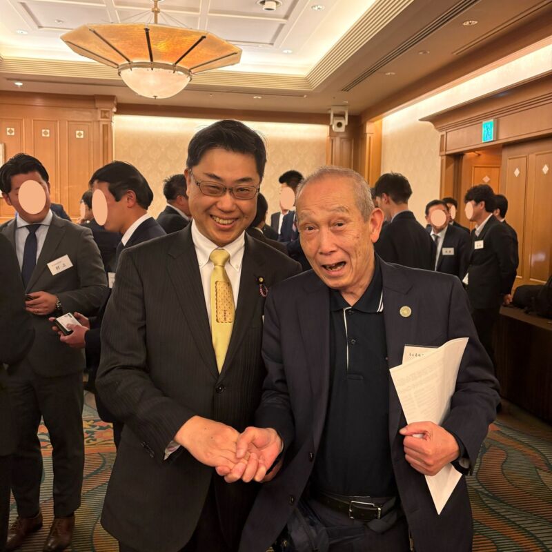 Image for the Tweet beginning: ホテルオークラにて、一般社団法人のマンション管理業協会九州支部の研修会と新春交歓会。
世古洋介理事長と古川 陽専務理事に日頃のご指導を感謝申し上げてから登壇。 