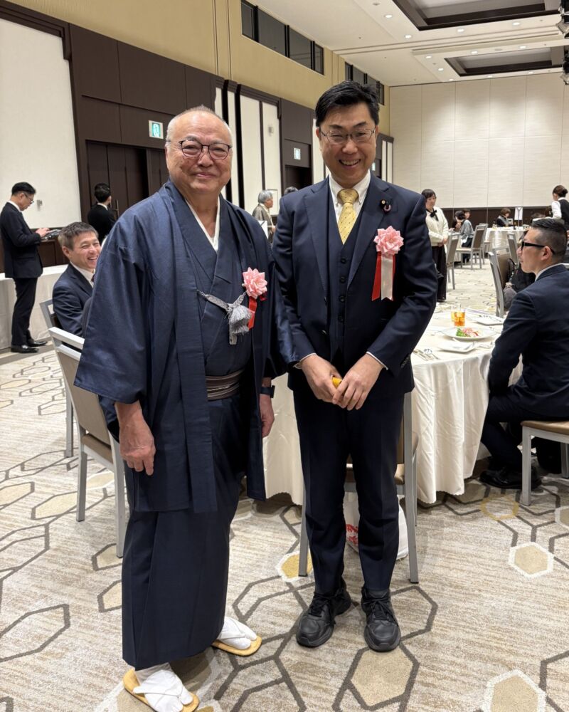 Image for the Tweet beginning: 福岡県美容生活衛生同業組合(FUVA)北九州地区連絡協議会 新春の集い。
「美容師の子に悪い子はおらん」とお決まりのご挨拶を申し上げました。
FUVAの安森民樹理事長は大島紬。お着物姿が格好いいですね。お正月ですね。 