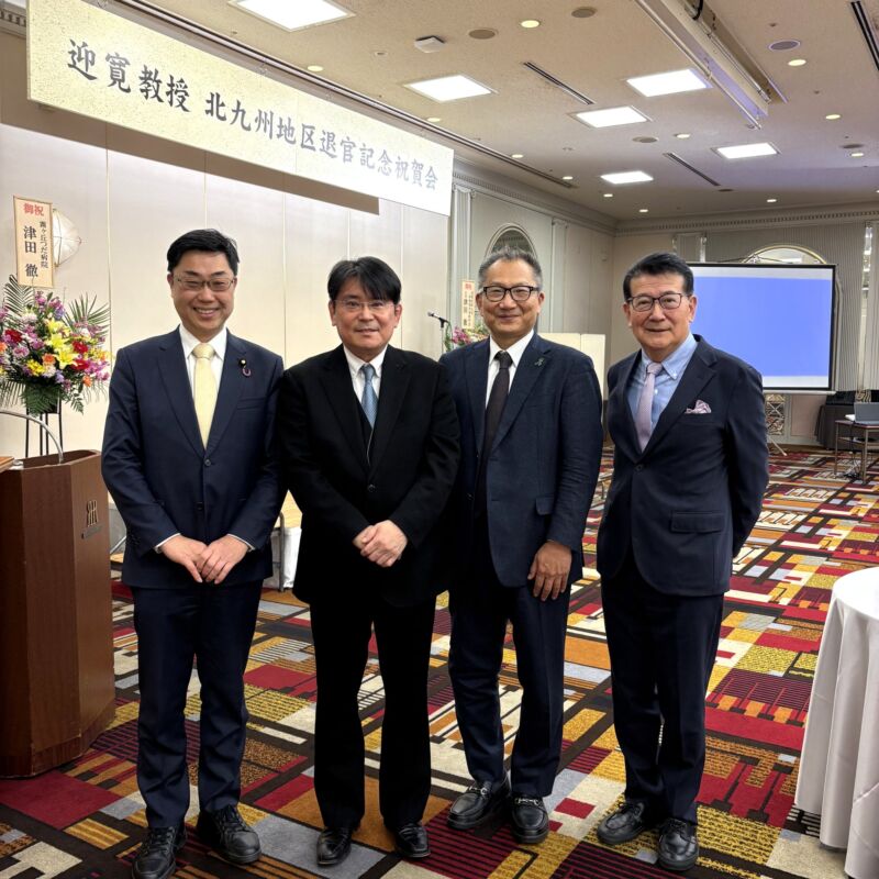 Image for the Tweet beginning: 迎 寛教授 北九州地区退官記念祝賀会が、産業医科大学呼吸器内科学の矢寺和博教授の呼びかけで開催されました。
お写真に写る矢寺教授と同門会会長で霧ヶ丘つだ病院の津田 