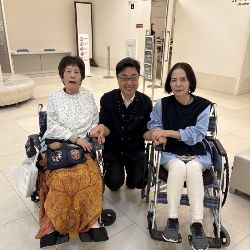 Image for the Tweet beginning: 沖縄型神経原性筋萎縮症患者家族会『希の会』の皆様も続々と集まっています。
やっぱり、早く来られた中村さんと新垣さん。
誰ですか？『朝早くて、口紅を塗っていないよ～』と仰っているのは誰ですか？
今日もしっかり議論しましょうね。
我如古盛健先生、いよいよ始まります。見守って下さいね。 