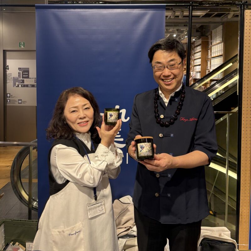 Image for the Tweet beginning: 福岡からキャンドル作家の塩本留巳先生が、ご上京。
銀座・無印食品にて開催された、奄美大島のつながる市 『いもーれ奄美』にて、塩本先生の作品が出展と販売がされているということで、羽田空港から直行しました。
キャンドルの光、目を瞑ると匂いの癒しについて考えてみようと思います。 