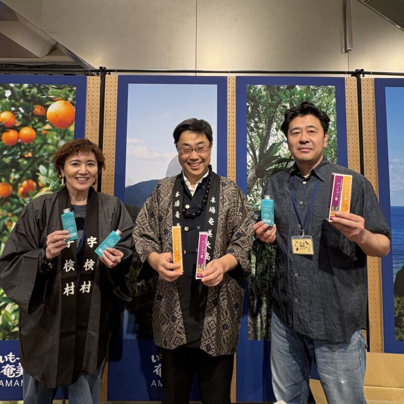 Image for the Tweet beginning: 福岡からキャンドル作家の塩本留巳先生が、ご上京。
銀座・無印食品にて開催された、奄美大島のつながる市 『いもーれ奄美』にて、塩本先生の作品が出展と販売がされているということで、羽田空港から直行しました。
キャンドルの光、目を瞑ると匂いの癒しについて考えてみようと思います。 