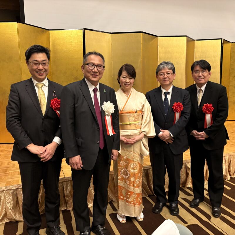 Image for the Tweet beginning: 母校・長崎大学第二内科の迎 寛教授退任記念講演会・祝賀会に、北九州から産業医科大学の上田陽一学長先生と矢寺和博教授。
愛のある上田学長先生のご挨拶と、「Seven Years in 北九州
