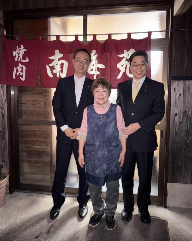 Image for the Tweet beginning: みやこ町犀川の「焼肉 南海苑」さんにて、女将さんと内田直樹町長さんと合流。
町長さんおススメの炊きたての犀川米を頂きました。
うーん。凄いごはんだ。きれいな空気ときれいな水と肥沃な土でできたお米の粒を感じながら、美味しいごはん。 