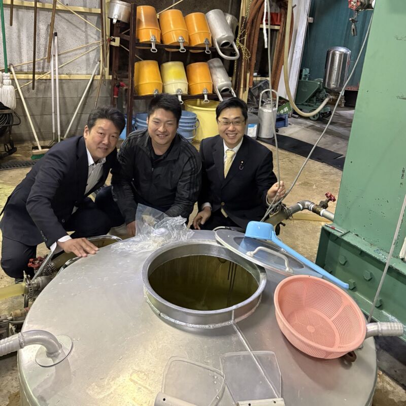 Image for the Tweet beginning: みやこ町犀川の清酒「九州菊」醸造元 林 龍平酒造場は昨日蔵開き新酒祭りを開催して、約2500人もの方が集まりました。

「蔵元～こんにちは。あ！」搾りの最中です。タンクの中からいい匂いです。 