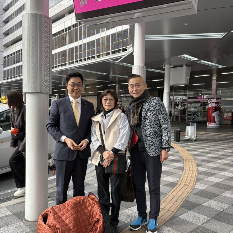 Image for the Tweet beginning: お早うございます。早朝のJR博多駅前からです。
「秋野さん⁉️」「秋野さん‼️」
嬉しい出会いが重なりました。
「今日はいい1日になるよ〜」
嬉しいお言葉に感激です。私も一日頑張ります。
有り難うございました。 