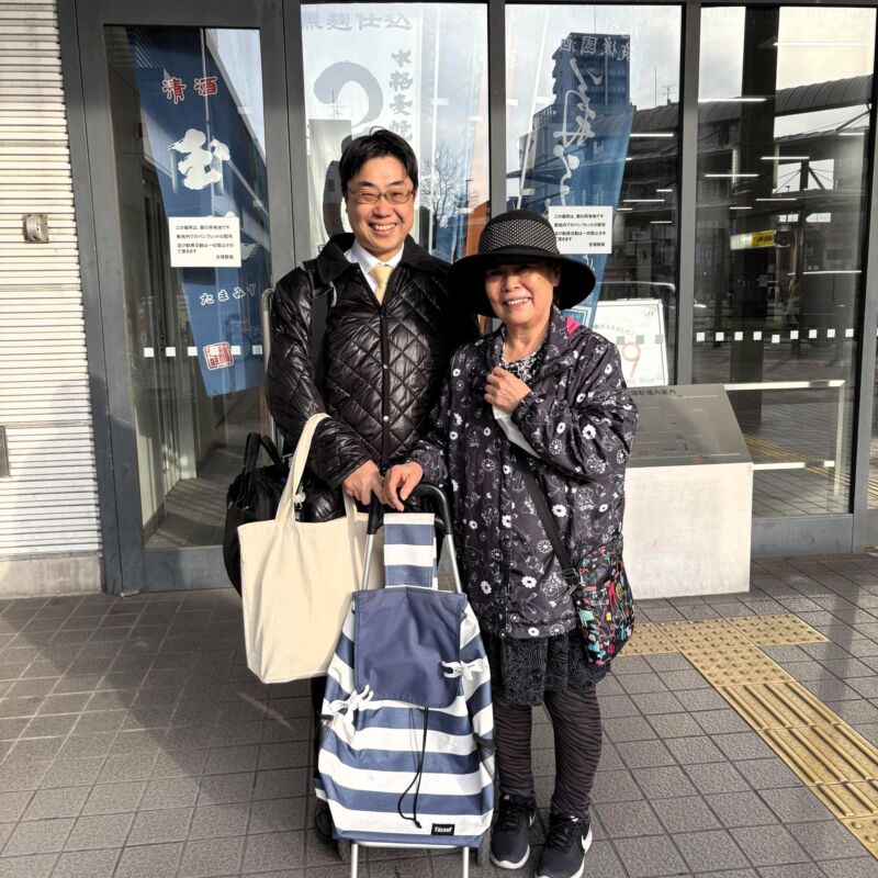 Image for the Tweet beginning: JR吉塚駅前にて、「秋野さん⁉」
「写真は、撮らんよー」「撮りましょうよー」「はいはい。」
頑張りますからね。有難うございました。 