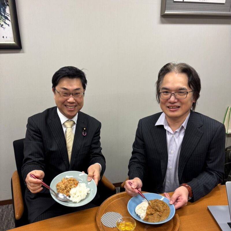 Image for the Tweet beginning: 東京大学大学院薬学系研究科 医療政策・公衆衛生学の五十嵐 中特任准教授が、711号室にお運びになりました。
手作りの『秋野カレー』で意見交換。
議題は炭鉱について。なかでも福岡が誇る山本作兵衛先生について、大盛り上がり。 