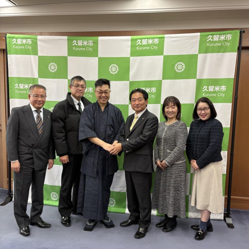 Image for the Tweet beginning: 久留米市役所に原口新五市長さんを表敬訪問。
久留米市の課題について率直にお話になる原口市長さん。
率直なやり取りの中で私たちも激励を受けて、控室で打ち合わせを続けました。
『また、来られて、何でも話して下さいね』と仰り見送って下さった市長さんの真心に感謝です。
有難うございました。 