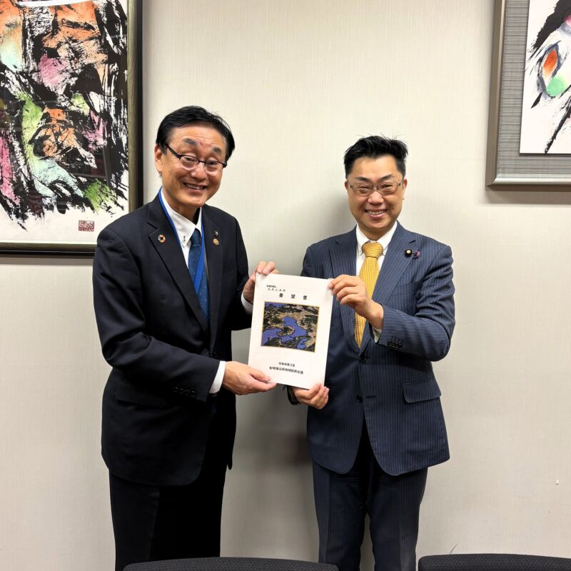 Image for the Tweet beginning: 大牟田市より関 好孝市長さんがお運びになりました。
案件は有明海沿岸地域の振興についてです。
私は有明海の景色が大好き。大牟田から見える雲仙には手が届きそうですし、島原―大牟田を結ぶ航路など、干潟や野鳥の群れは卑弥呼の時代と変わらなかったのだろうなとか思いを致します。 