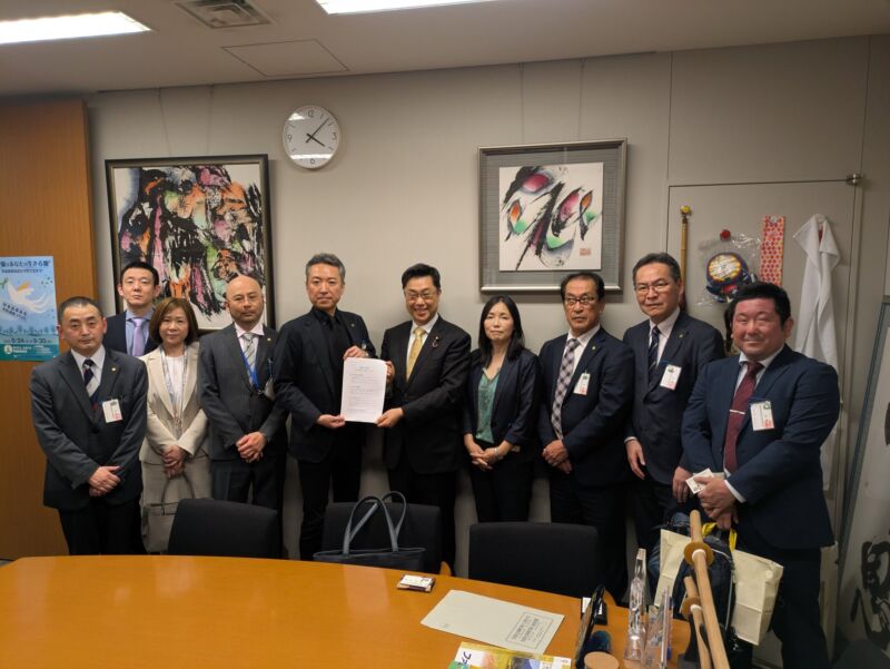 Image for the Tweet beginning: 福岡県社会保険労務士政治連盟の坂口大輔会長（全国副会長）はじめ皆様が福岡から711号室にお運び下さいました。
働き方改革 効果と課題に関する調査・分析報告書 社労士の役割と現場の声を含む総合分析について学びました。
日頃のご指導に心から感謝を申し上げます。
いつも有難うございます。 