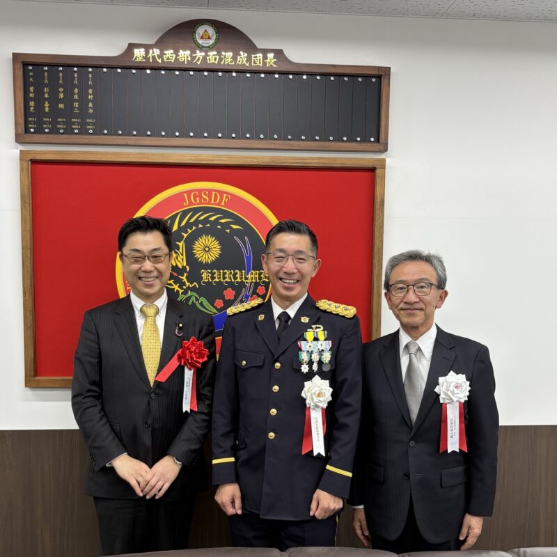 Image for the Tweet beginning: 陸上自衛隊久留米駐屯地創立74周年記念行事に参加。
山田 篤司令及び喜多村浩司協力会会長のもと記念式典と記念会食にて辞を申し述べました。
志半ばに亡くなられた、怪我をされた隊員の皆様にお悔やみとお見舞いを申し上げました。 