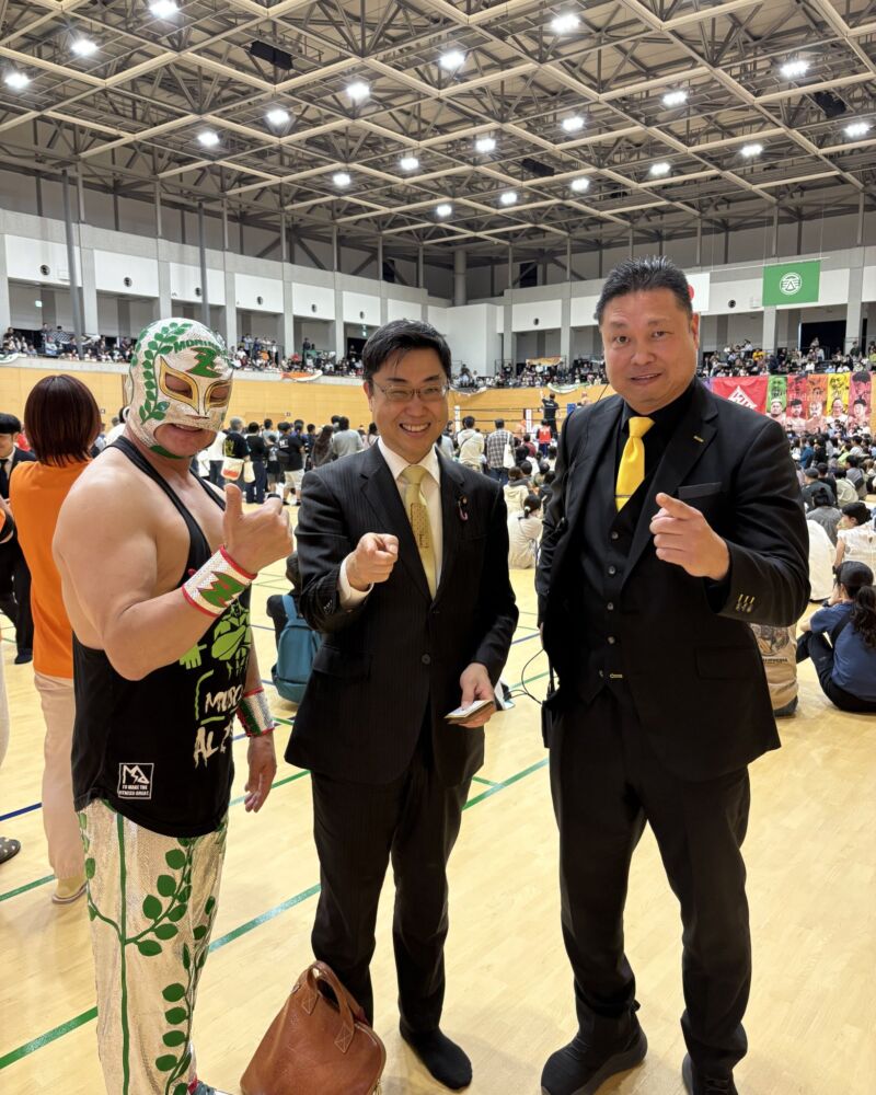 Image for the Tweet beginning: しもの六太議員と九州プロレスを観に行きました。
NPO法人九州プロレスの筑前りょう太理事長/プロレスラーと株式会社ナッツの荒木賢治代表取締役CEOにご挨拶。
一般社団法人SISRA代表理事/株式会社グリーンパワー代表取締役の南方晴雄選手を応援。 