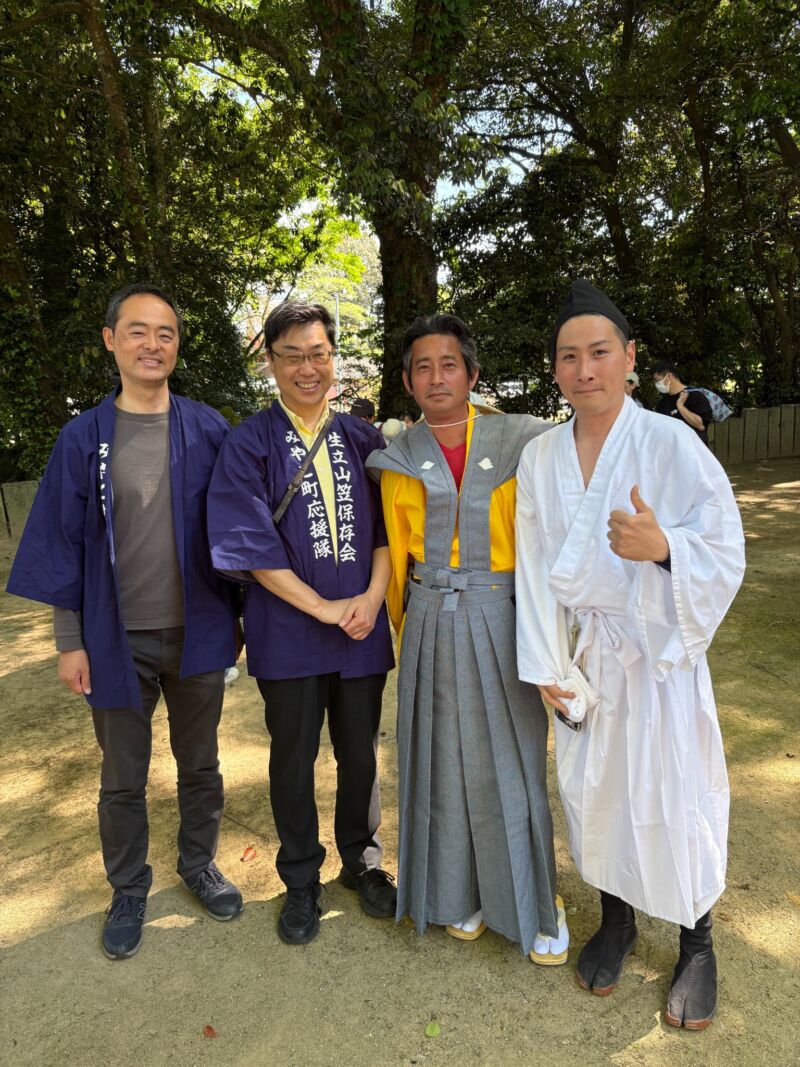 Image for the Tweet beginning: 生立八幡神社は平成筑豊鉄道『犀川駅』から歩いて10分弱。
みやこ町の内田直志町長さんと合流。熊谷宮司様にご挨拶。
生立八幡神社山笠行事は福岡県指定の無形民俗文化財。
お神輿、曳山、舁山。凄い凄い。担がせていただきます‼ 