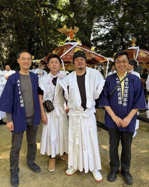 Image for the Tweet beginning: 福岡県みやこ町の生立八幡神社山笠は福岡県指定の無形民俗文化財。
内田直志町長さんとお神輿を担がせていただき、お神輿は大村区に向けて巡幸しています。
重いです。『重い皆の思いを担ぐ』と教えて貰いました。
わっしょい‼わっしょい‼この後は、曳山と舁山。
有難うございました。 