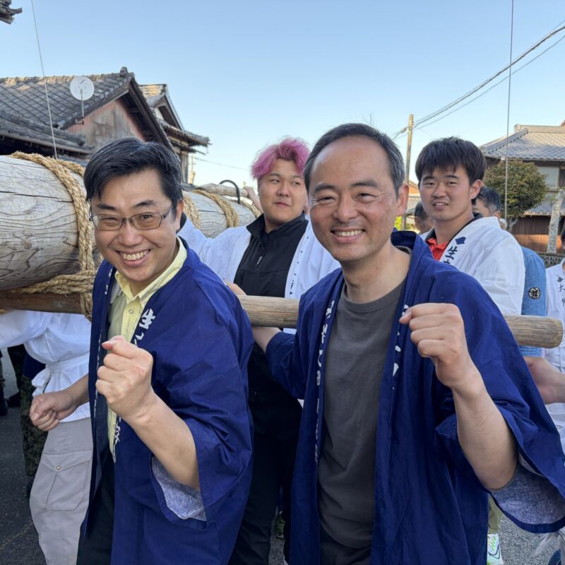 Image for the Tweet beginning: 福岡県みやこ町の生立八幡神社山笠は福岡県指定の無形民俗文化財。
内田直志町長さんと、続命院と山鹿の2基の曳山、上本庄、大熊、木山、谷口の4基の舁山の全てを担がせていただきました。町長さんは精悍でしょう😃 