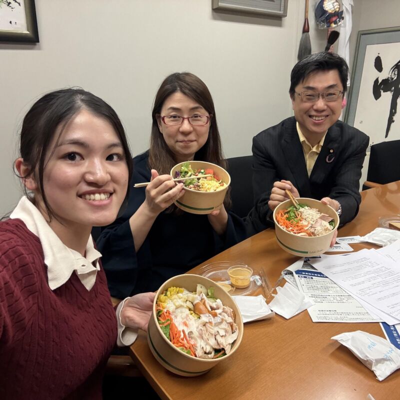 Image for the Tweet beginning: 昨日、参議院決算委員会全般的質疑を終えて、
次の準備。
事務所ディナーミーティング。毎日遅くまでごめんなさい。 