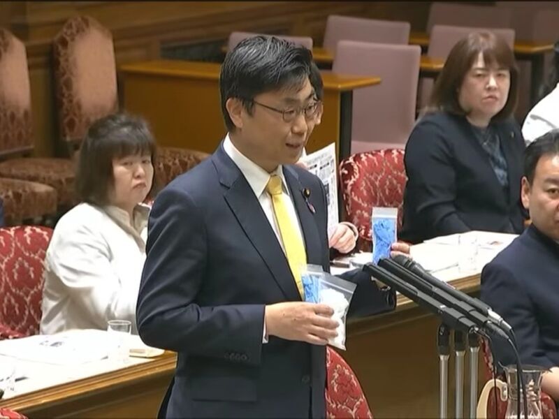 Image for the Tweet beginning: 5月11日の参議院決算委員会にて、質疑したナフサの供給源による医療用手袋の確保について。
株式会社Graceの西村直之社長の許で調査し、ご提供いただいた
・通常用いられていたニトリル手袋、
・やむを得ず用いられていたプラスティック手袋と海外から流入した直ぐに破れてしまうニトリル手袋 