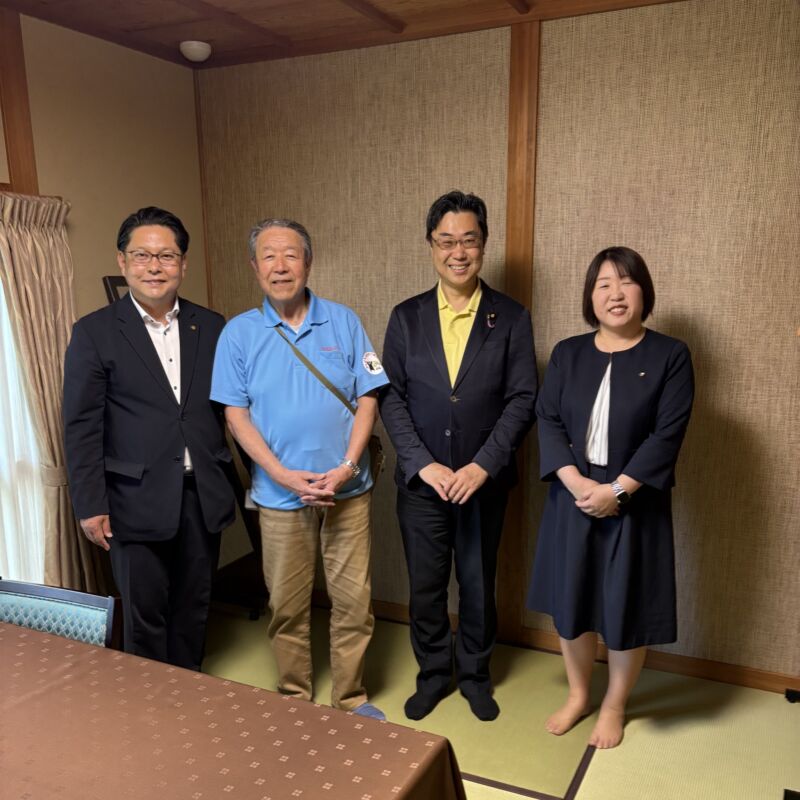 Image for the Tweet beginning: JR朽網駅にて、小学校の同級生で医師の安保克己クンと合流。
塩出麻里子県議に迎えに来て貰って一緒に向かったのは、サンレーこくら三礼庵。
『足を大切にして元気に生きよう』と題して講演。
朽網校区自治連合会の目良公昭会長をご来賓にお迎えして、ご質問も賜りました。
有難うございました。 