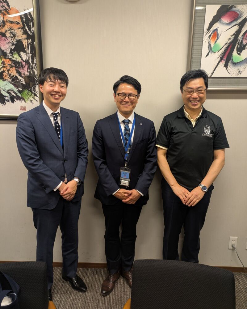 Image for the Tweet beginning: 広川町より、氷室健太郎町長さんが711号室にお運び。
町長さんはいつもご地元の久留米絣をとても大切になさり、今日も久留米絣のネクタイ。
川畑研介副町長さんも久留米絣のネクタイで、町長さんをがっちりお支え。
私は『広川まち子』さんのポロシャツでお迎え。町長さん！お支えしますよ～‼ 