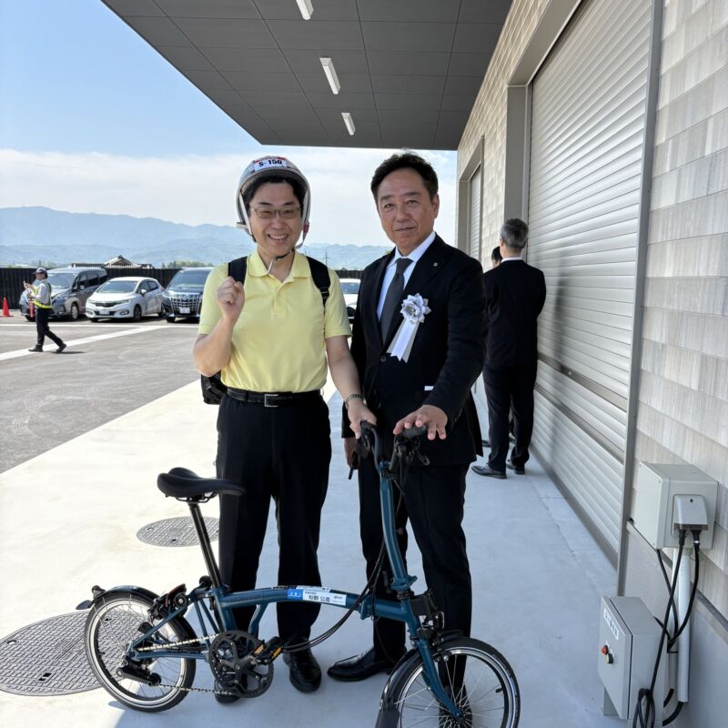 Image for the Tweet beginning: 上毛町水防センターを含む山国川唐原地区河川防災ステーション完成式。
自転車で山国川沿いに会場へ。上毛町の坪根秀介町長さんがお迎えして下さいました。
2012年の九州北部豪雨災害を契機として地域を守る拠点が完成。 