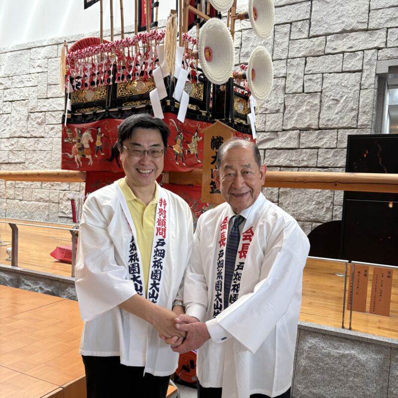 Image for the Tweet beginning: 戸畑祇園大山笠の当番山交代式。
戸畑祇園大山笠振興会の特別顧問として出席させていただきました。
中原大山笠から西大山笠に、木札とちょうちんが引き継がれ、力強いお囃子が披露されました。とても感動しました。
戸畑祇園大山笠振興会の日向祥剛会長と。
戸畑の夏が開幕します。 