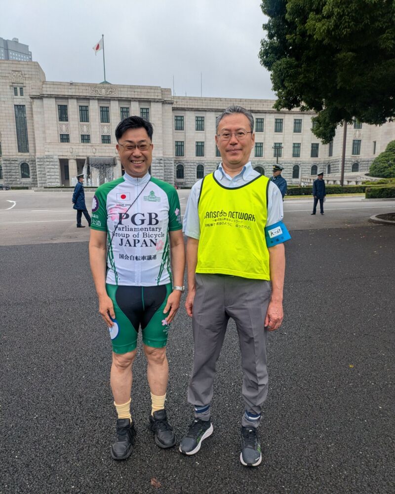Image for the Tweet beginning: 自転車活用推進議員連盟の青空総会2026。
雨も止んでよかったです。
金子恭之国交大臣は自転車活用推進本部のユニフォーム。
大野昌仁初代自転車活用推進担当参事官と嬉しい再会。一緒に大会に出場しましたね。
九州経済連合会が導入を目指す九州MaaS(Mobility as a 