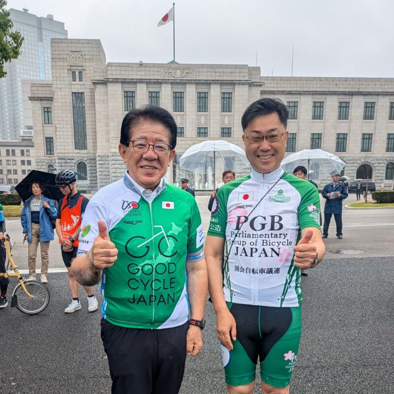 Image for the Tweet beginning: 自転車活用推進議員連盟の青空総会2026。
雨も止んでよかったです。
金子恭之国交大臣は自転車活用推進本部のユニフォーム。
大野昌仁初代自転車活用推進担当参事官と嬉しい再会。一緒に大会に出場しましたね。
九州経済連合会が導入を目指す九州MaaS(Mobility as a 