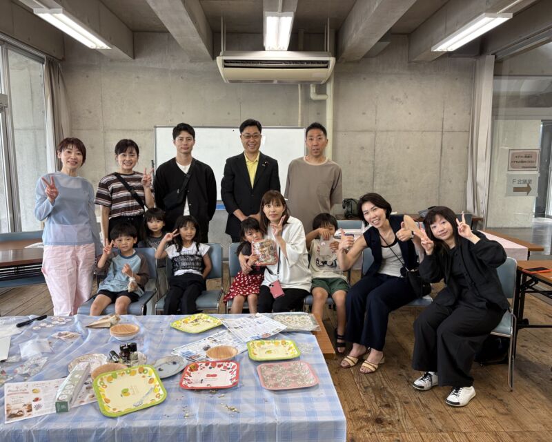 Image for the Tweet beginning: JR門司駅前の赤煉瓦プレイスにて、Bloom Caféにお声がけいただきました。
和やかに世界に一つのサシェづくり。その後の鋭い質疑の連発にタジタジ応答💦
親御さん方、お子さん方と貴重な意見交換の時間。
只々感謝です。
未来からの使者に頂いたクッキーを鞄に、次の会場へ。有難うございました。 