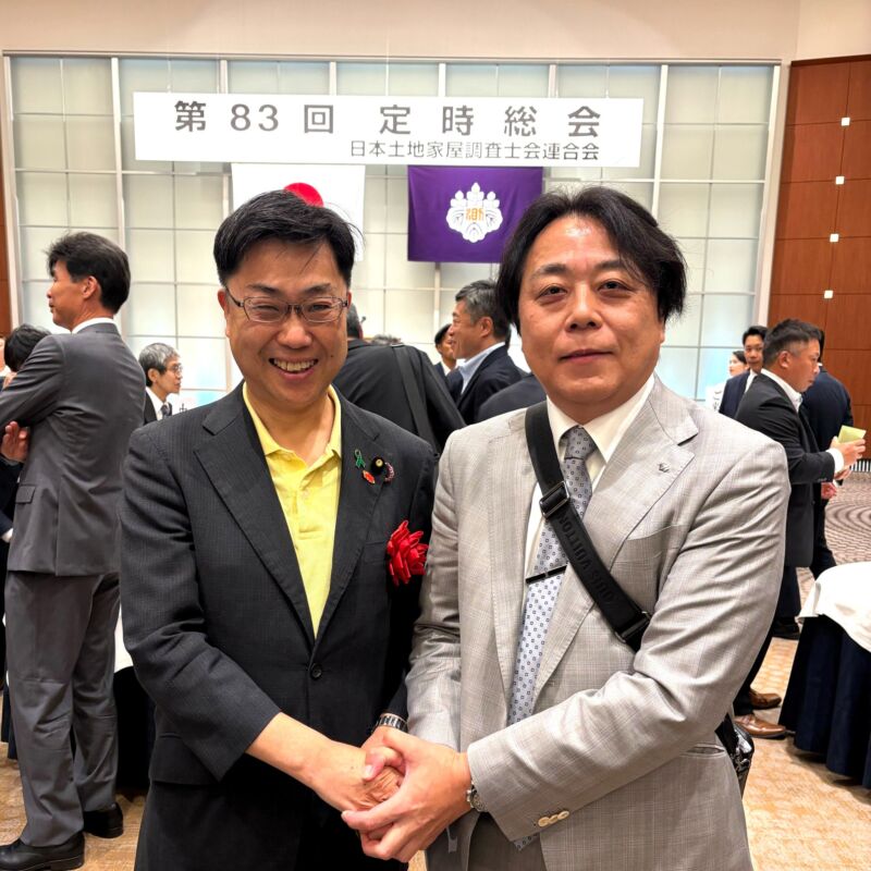 Image for the Tweet beginning: 日本土地家屋調査士会連合会 第83回定時総会。
いつも大変お世話になっている福岡県土地家屋調査士政治連盟の野中 和香成会長と。
いつも凄い生命力で励まして下さる野中会長。
今度、福岡に戻って、八女の事務所にお伺いします。楽しみです。有難うございました。 