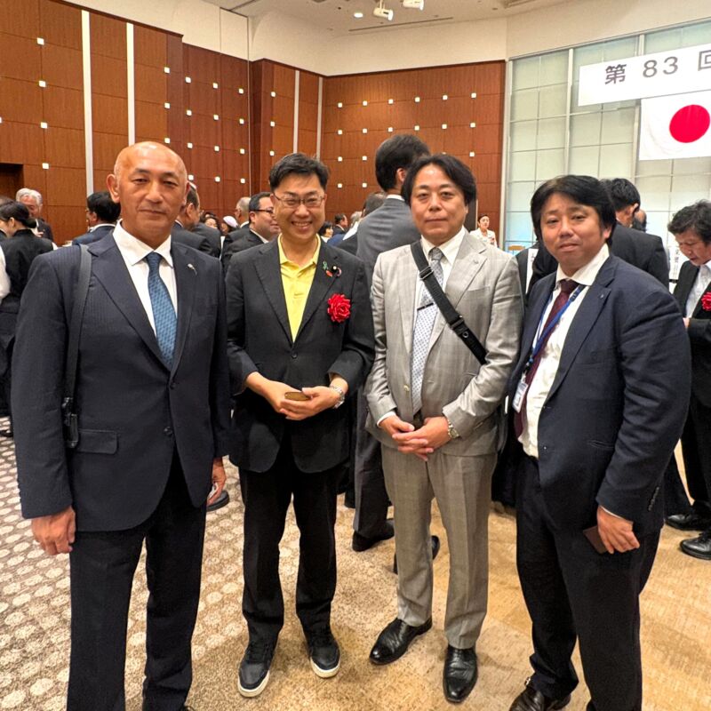 Image for the Tweet beginning: 日本土地家屋調査士会連合会 第83回定時総会。
福岡県土地家屋調査士政治連盟の野中 和香成会長とお話しをしていたら、続々と皆様が入場されてきました。
福岡県土地家屋調査士会の村山隆徳会長と日本土地家屋調査士連合会の鮫島 清理事と。
独占業務を有する土地家屋調査士について懇談。 