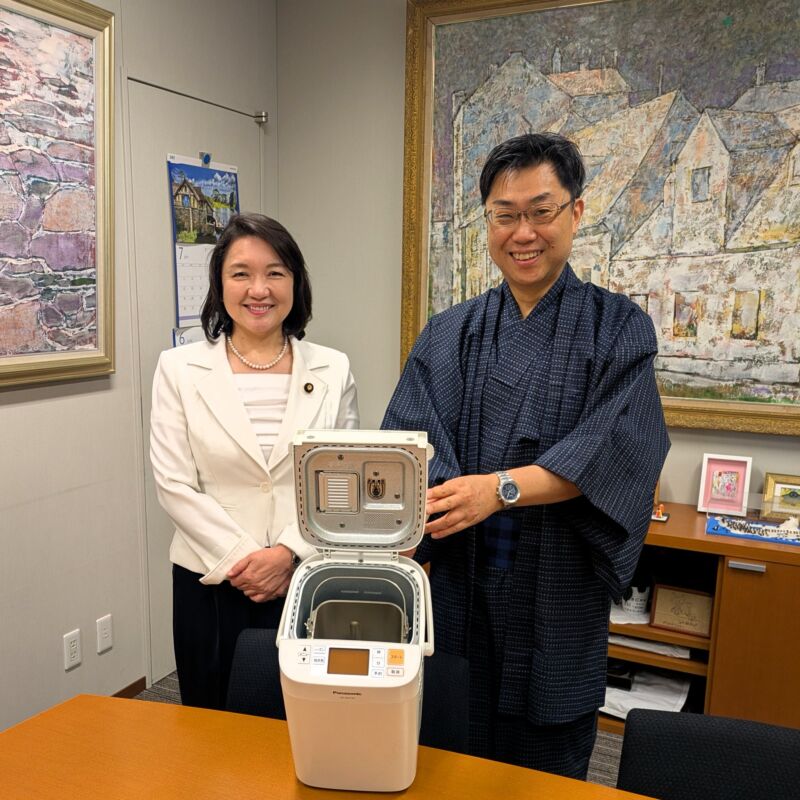 Image for the Tweet beginning: 久留米絣で会議に参加。お客様のお出迎え。
会議後に、竹谷とし子代表のお部屋に寄りました。 