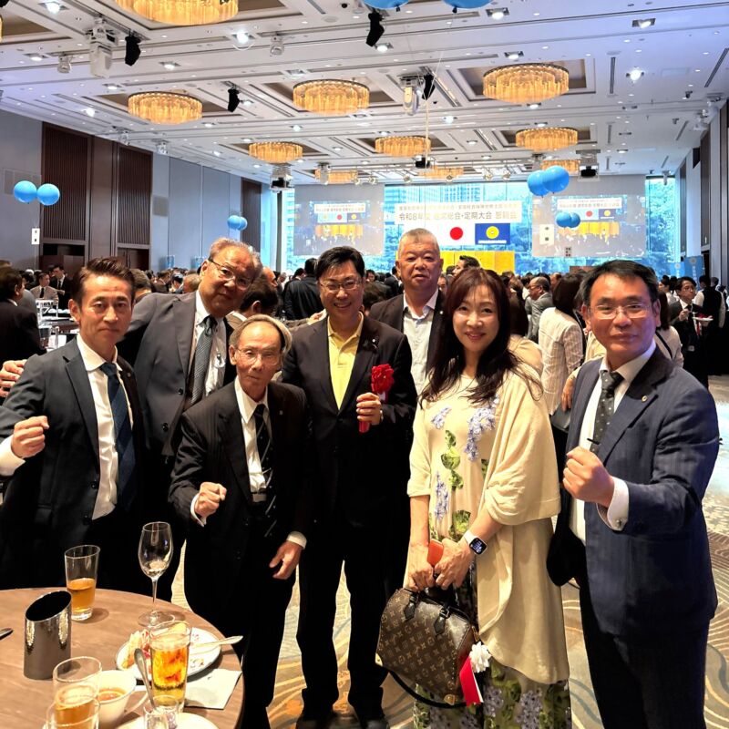 Image for the Tweet beginning: 全国社会保険労務士会連合会・全国社会保険労務士政治連盟 令和8年度 通常総会・定期大会 懇親会。
日頃よりお世話になっている福岡県社会保険労務士会の後藤昭文会長、
全国社会保険労務士政治連盟副会長で福岡県社会保険労務士政治連盟の坂口大輔会長、 