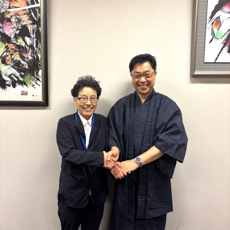 Image for the Tweet beginning: 全国がん患者団体連合会の桜井なおみ副理事長と打ち合わせ。
乳がん切除時の乳房再建のみ保険適用にから、遺伝性乳がん卵巣がん症候群の患者の予後を改善する治療の保険適用まで、あ、2年にわたる高額療養費にかかる国会の議論もお世話になりました。
今日も打ち合わせ。いつも有難うございます。 