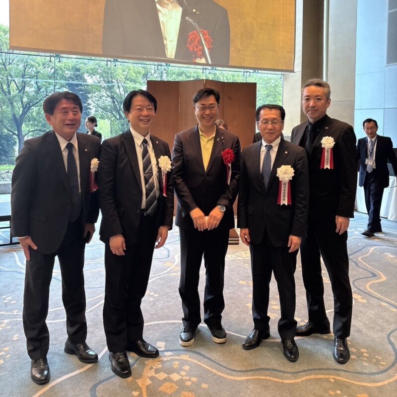 Image for the Tweet beginning: 福岡社労士政連は、6月30日にパレスホテル東京にて開催された、全国社会保険労務士政治連盟の定期大会後の懇親会に参加しました。厚生労働大臣政務官・衆議院議員 栗原渉氏（自由民主党社会保険労務士議員懇談会）をはじめ、参議院議員 秋野公造氏(公明党社会保険労務士議員懇話会)、衆議院議員 