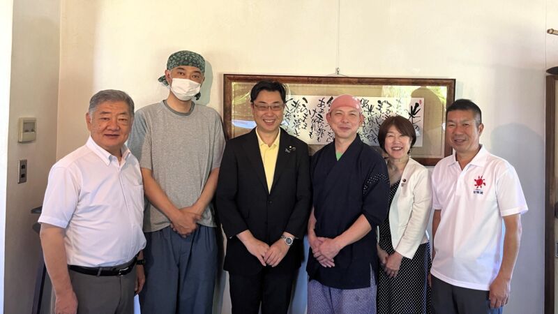 Image for the Tweet beginning: 今日は、筑紫野市議会の山本加奈子議員によるタウンミーティングと坂口勝彦議員による市政報告会。
会合の合間にお願いしてランチミーティング。
『大将～\(^o^)/』
江戸東京そば 源さんにて、筑紫野市のテーマ毎に打ち合わせ。
大将のお蕎麦と出汁巻たまごは最高‼
ご馳走様でした‼また伺います‼ 