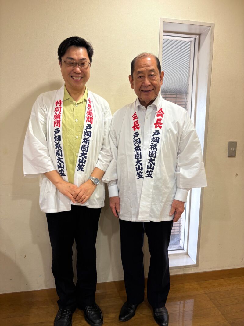 Image for the Tweet beginning: 令和8年 第68回 戸畑祇󠄀園ばやし研究競演会。
子ども山笠、小若山笠、大山笠の皆様、毎年感動を有難うございます。
戸畑祇󠄀園大山笠振興会の日向祥剛会長、司会の秋永亜伊子さんと『よいとさー』。
いよいよ来週がユネスコ無形文化遺産の戸畑祇園大山笠競演会です。有難うございました。 