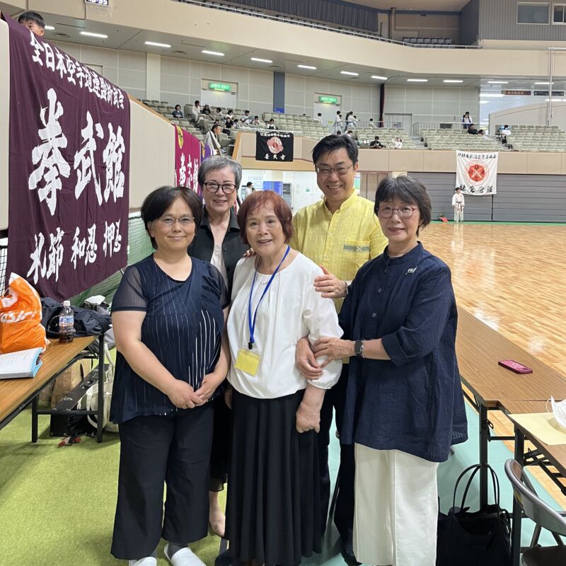 Image for the Tweet beginning: 横山 強会長のもと、第66回北九州市空手道選手権大会が開催。大会参与としてご挨拶。
子どもの足の発達について国会質疑を続けてきた私としては、空手の足さばきに注目。
養武會の林聖京会長、林秀拳師範にも木下幸子先輩とご挨拶。
皆さん、今日は日頃の稽古の成果を存分に発揮して下さい‼押忍！ 