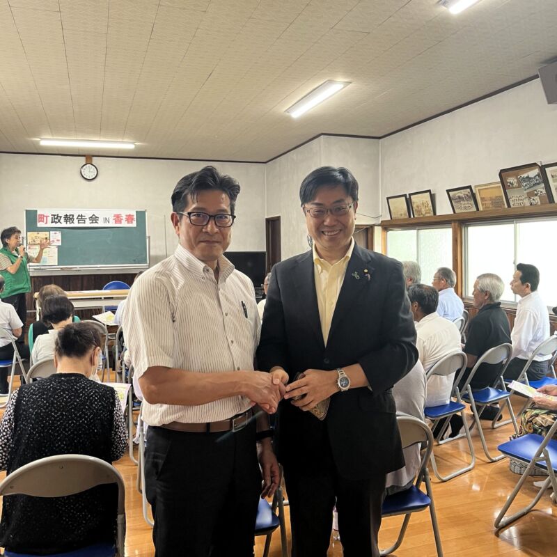Image for the Tweet beginning: 香春町のながまつ伸一町政報告会は地域の皆様の多くのご参加を得て、大盛会。
これから、軟骨伝導イヤホンの活用など、町―国の連携で一緒に進めていく課題も皆様にご報告できました。
会を支えて下さったのが、永松さんの前任の、私の心から尊敬する宮原 貢先輩。
JR香春駅まで送って下さいました。 