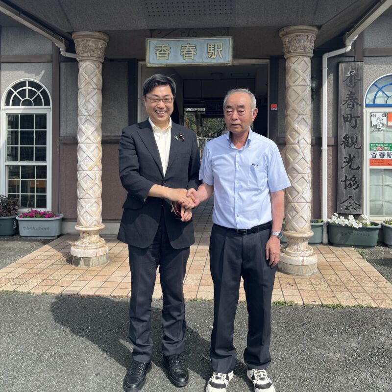 Image for the Tweet beginning: 香春町のながまつ伸一町政報告会は地域の皆様の多くのご参加を得て、大盛会。
これから、軟骨伝導イヤホンの活用など、町―国の連携で一緒に進めていく課題も皆様にご報告できました。
会を支えて下さったのが、永松さんの前任の、私の心から尊敬する宮原 貢先輩。
JR香春駅まで送って下さいました。 
