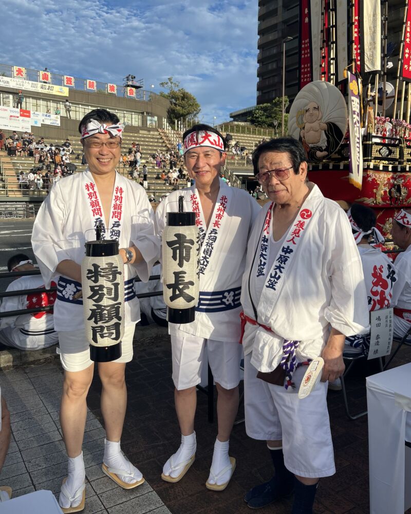 Image for the Tweet beginning: 令和8年 第73回戸畑祇󠄀園大山笠競演会。
ユネスコ無形文化遺産です。
武内和久北九州市長さんと岸本秀彦先生と。
実は、毎年３人で記念撮影しています。
戸畑祇󠄀園大山笠振興会の特別顧問として山笠の先導を行いました。
戸畑の暑い夏‼戸畑祇󠄀園大山笠競演会‼始まります‼
よいっとさー‼ 