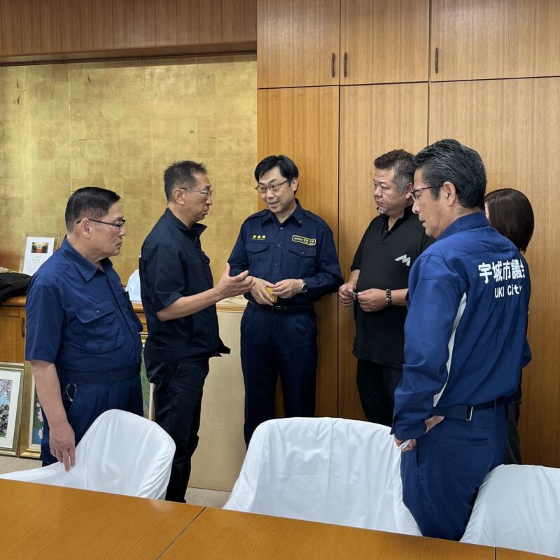 Image for the Tweet beginning: 令和8年熊本地震にて大きな被害を受けている熊本県宇城市。
河野正明宇城市議と合流して、市役所にて末松直洋市長さんにお見舞いを申し上げて打ち合わせ。
市役所にも、市内にもトイレカーが続々と到着しています。 