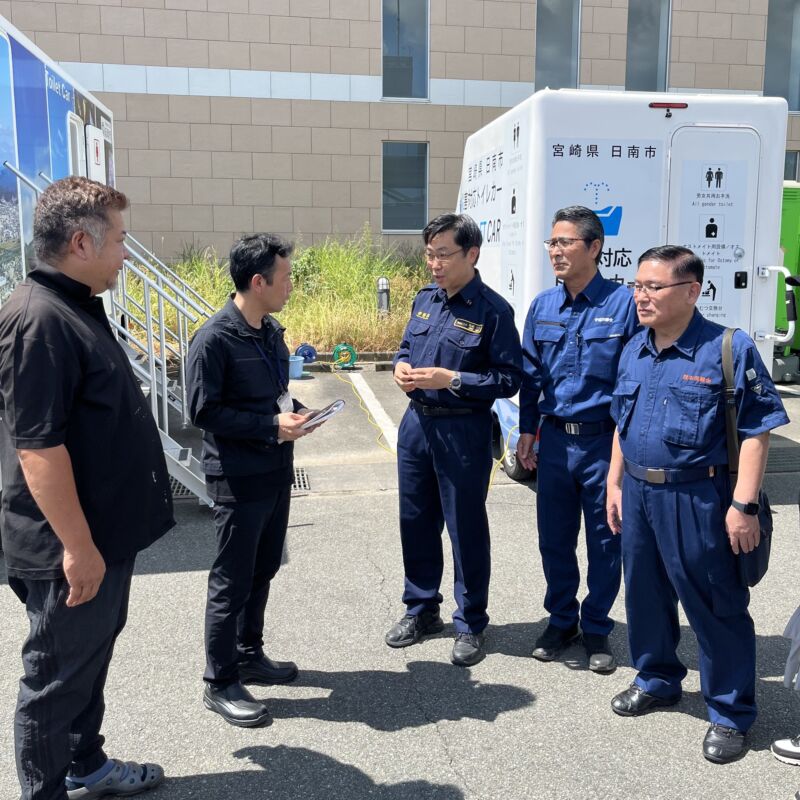 Image for the Tweet beginning: 令和8年熊本地震にて大きな被害を受けている熊本県宇城市。
河野正明宇城市議と合流して、市役所にて末松直洋市長さんにお見舞いを申し上げて打ち合わせ。
市役所にも、市内にもトイレカーが続々と到着しています。 