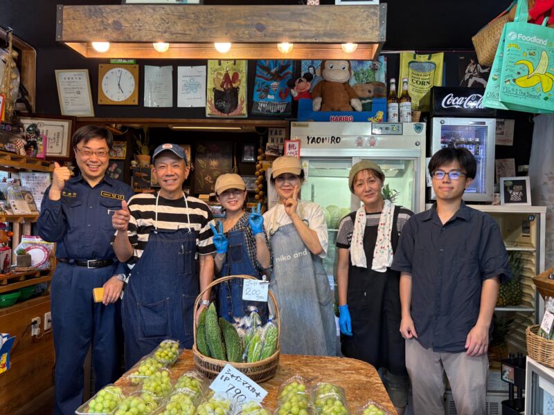 Image for the Tweet beginning: 福岡に戻りました。福岡空港から久留米市の #八百浩 さんへ。
『大将～女将さん～』
お客さんがいっぱい。海外からのお客さんもいっぱい。凄い人だかり。
活気ある店内には厳選された果物が並びます。テラスのお席でかき氷を召し上がる皆様の笑顔‼笑顔‼笑顔‼
まさに世界に誇れる福岡のお店です。 